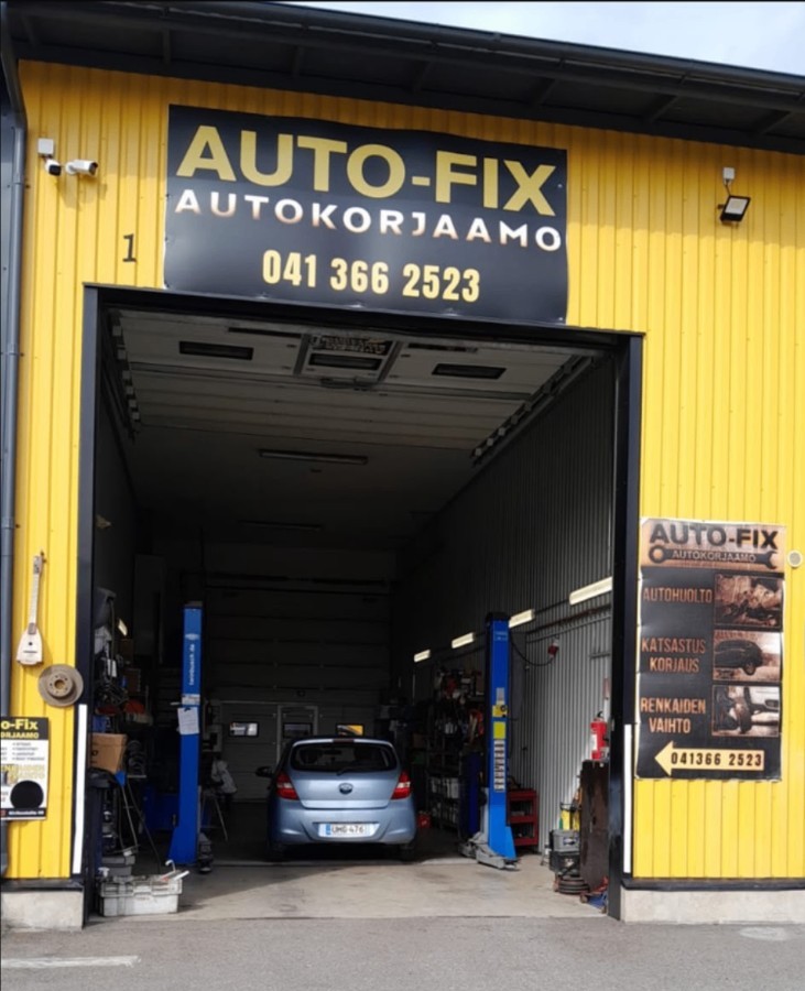 CarAutoFix autokorjaamon avoin halliovi, nostimet ja huollossa oleva auto