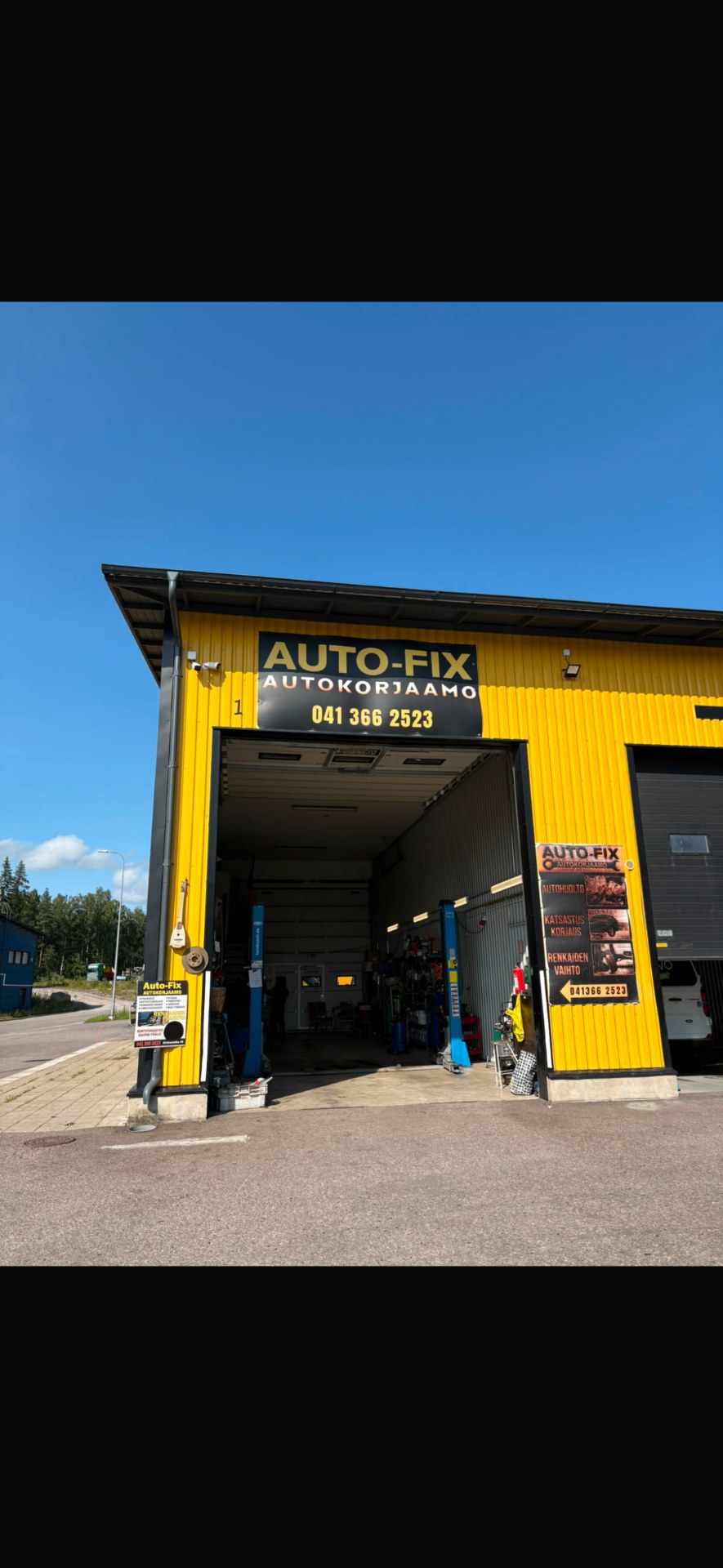 CarAutoFix autokorjaamon sisäänkäynti ja piha-alue Kivikonlaidalla