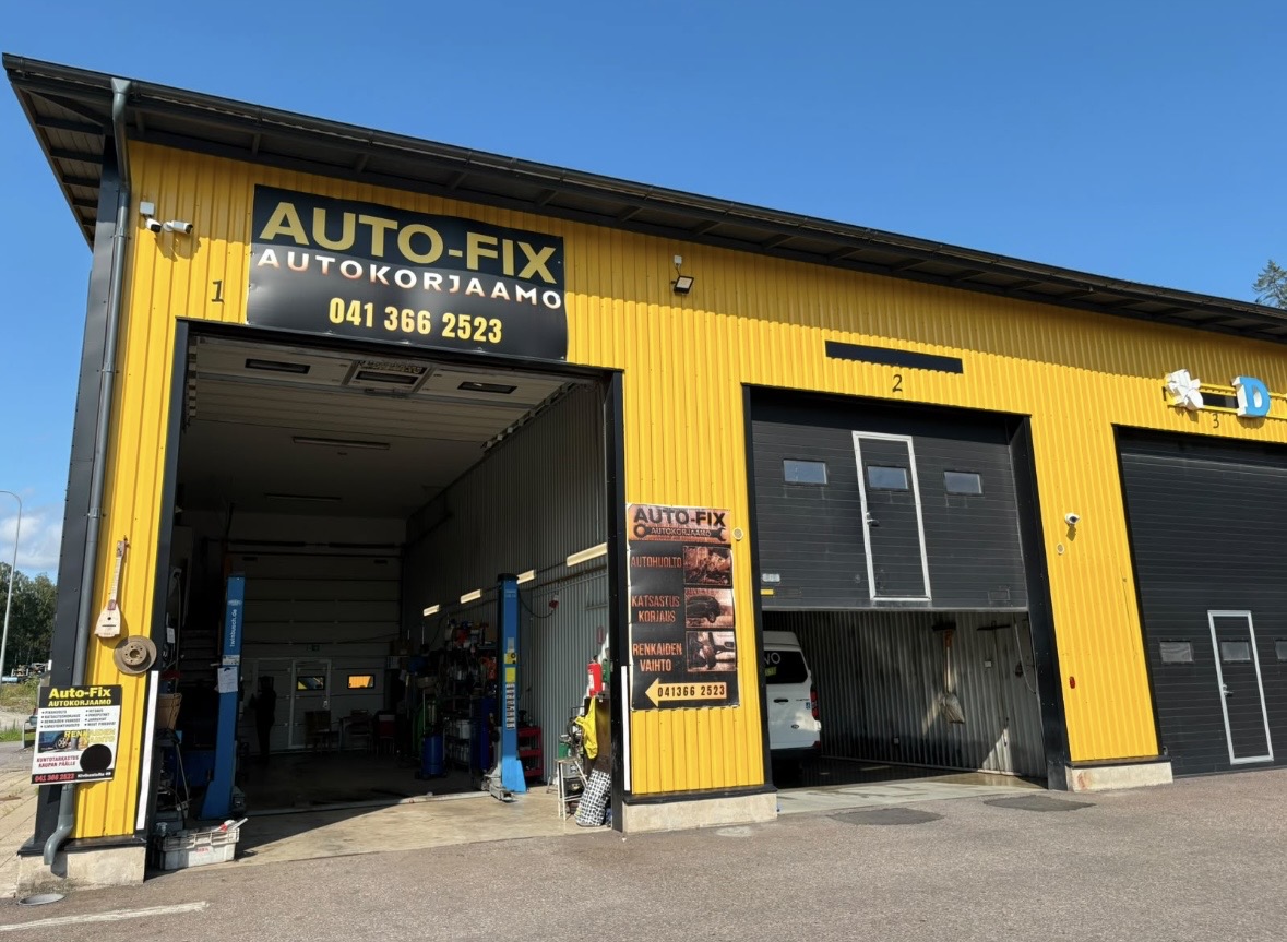 CarAutoFixin keltainen autokorjaamohalli Kivikonlaidalla 49 Helsingissä